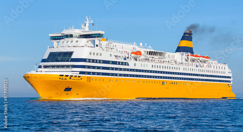 Fotomural Yellow passenger ferry goes on the Sea