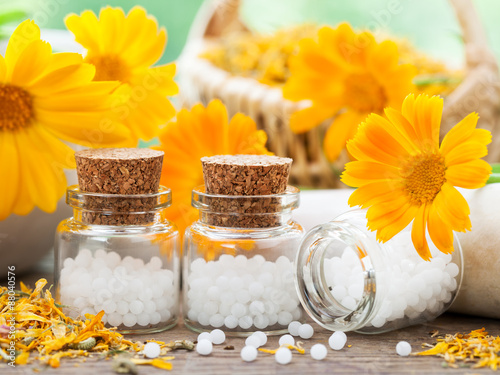 Zdjęcie XXL Trzy butelki kuleczek homeopatii i kwiatów nagietka.