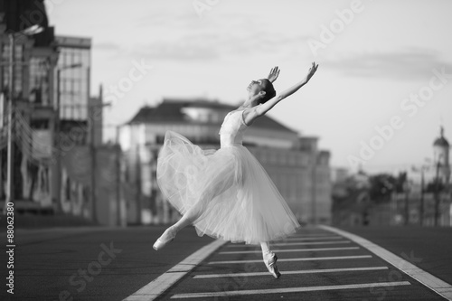 Fotografie, Obraz Ballerina dancing in the center of Moscow in the morning