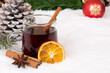 Glühwein an Weihnachten im Winter Getränk Alkohol mit Schnee u