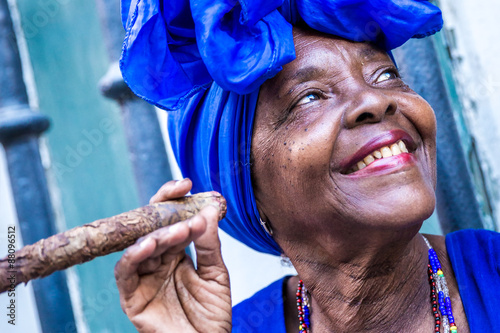 Photo Portrait of african cuban woman smoking cigar in Havana, Cuba