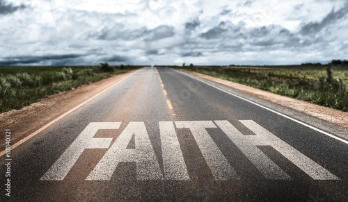 Fotografía Faith written on rural road