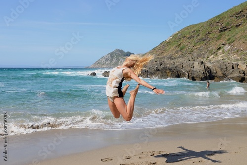 Zdjęcie XXL młoda kobieta skoki na tle morza