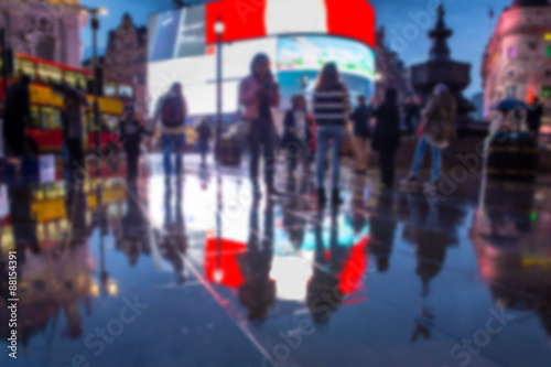 Fotomural Defocused blur of lights, people and reflections at night in Piccadilly Circus,