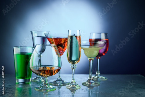 Fotografía Una gran cantidad de vasos de vino con diferentes alcohol
