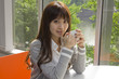 © iroha - オフィスで休憩をする若い女性