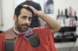 © alex.pin - Un uomo preoccupato per la calvizie