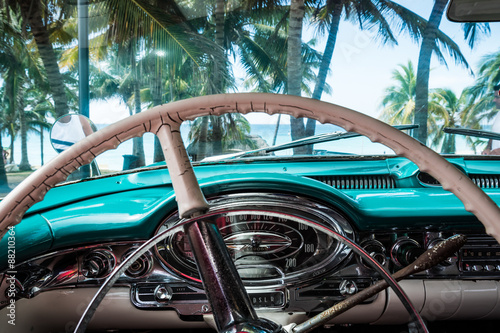 Fototapeta do kuchni HDR Kuba Innenansicht eines blauen amerikanische Oldtimers mit Strandansicht