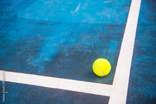 Cuadros en Lienzo Pelota de tenis en una pista de tenis