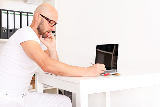 Architekt mit Bauplan und Notebook