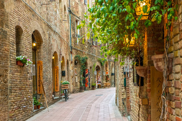 Fototapete - Alley in old town San Gimignano Tuscany Italy