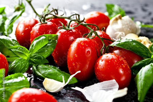 Fotografía Frische tomaten mit basilikum und knoblauch