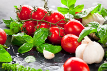 Frische Tomaten Mit Basilikum Und Knoblauch 