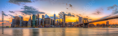 Jalousie-Rollo - Brooklyn bridge and downtown New York City in beautiful sunset (von kanonsky)