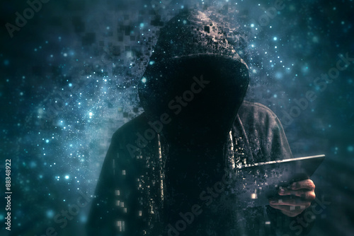 Fotografía Pixelada irreconocible ciberdelincuente con capucha