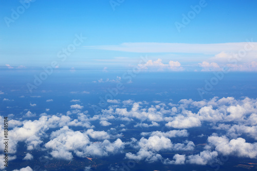 skyline-zobacz-ponad-chmurami-z-samolotu