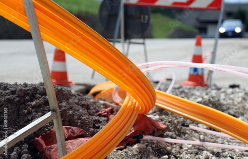 Fotografía Excavación de la carretera para el tendido de fibra óptica para alta velocidad i