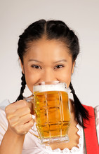 Asiatische Junge Frau Mit Dirdl Und Zöpfen Trinkt Aus Einem Bie