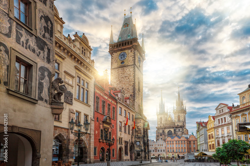wschod-slonca-na-rynku-starego-miasta-w-pradze-historyczne-centrum-pragi-starozytna-architektura-i-dziedzictwo-kulturowe