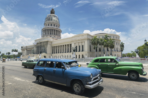 Naklejka na drzwi American cars in front of the Capitolio in Havana, Cuba.