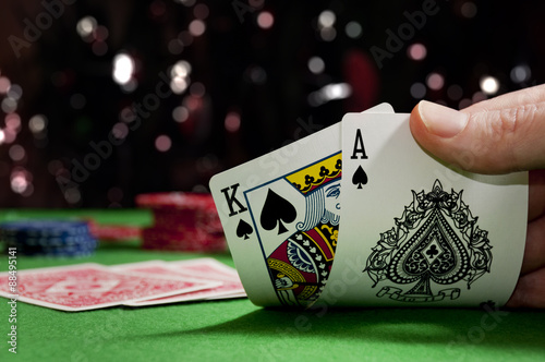 Cuadros en Lienzo Jugando a las cartas en un juego de póquer