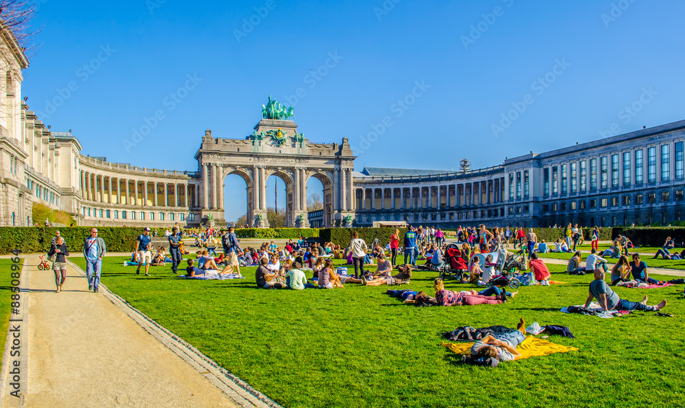 Obraz na płótnie People are relaxing next to cinquantenaire monument in brussels during first sunny weekend in March. w salonie