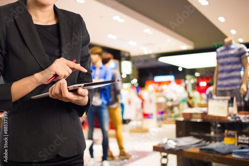 Fotografía Businesswoman using digital tablet in the shopping mall.