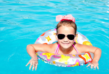 Wall Mural - Smiling little girl in swimming pool