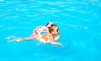 Wall Mural - Smiling little girl in swimming pool