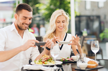 Canvas Print - happy couple with smatphone photographing food