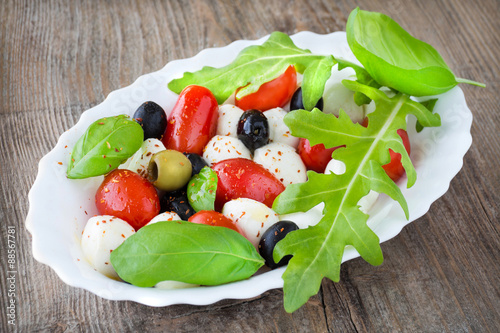 Tapeta ścienna na wymiar Mozzarella - Rucola - Salat