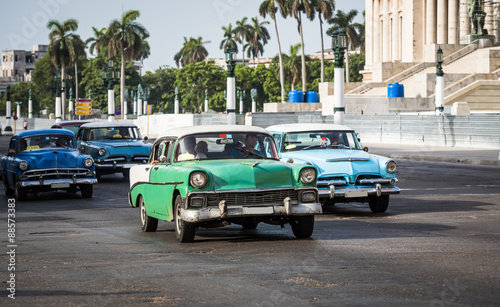 Plakat na zamówienie Kuba amerikanische Oldtimer fahren über eine Kreuzung vor dem Capitol