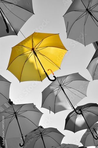 Plakat na zamówienie Regenschirme über einer Einkaufsstraße in Kroatien