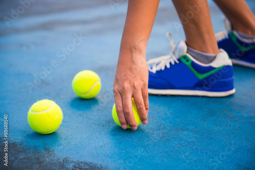 Obraz na plátně Athletes keep the tennis ball on a tennis court