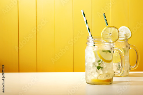 Cuadros en Lienzo Homemade lemonade in mason jars