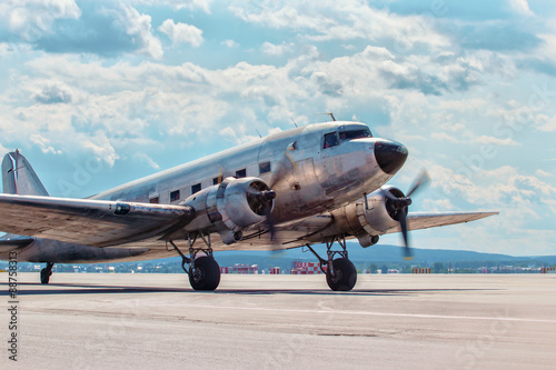 Fotomural Dakota Douglas C 47 transport old plane boarded on the runway