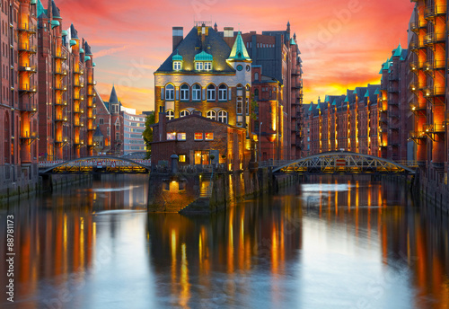 Fotomural Old Speicherstadt in Hamburg illuminated at night. Sunset backgr