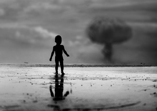 Fototapete - Child looking on nuclear war episode