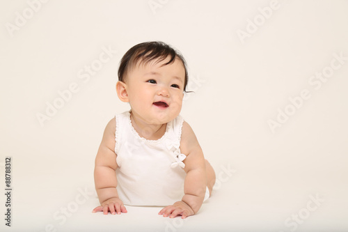 Fotografija  ハイハイする女の子の赤ちゃん