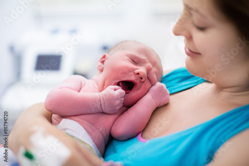 Cuadros en Lienzo Madre joven que da a luz a un bebé