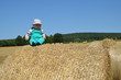 © bierwirm - Baby bei der Ernte zu Besuch auf dem Feld