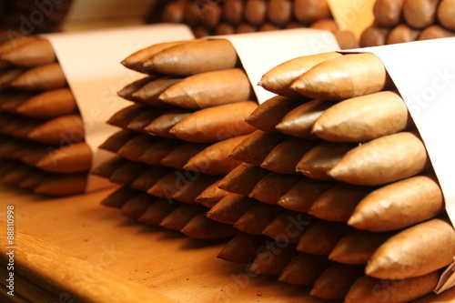Photo cuban cigar bundles over the table