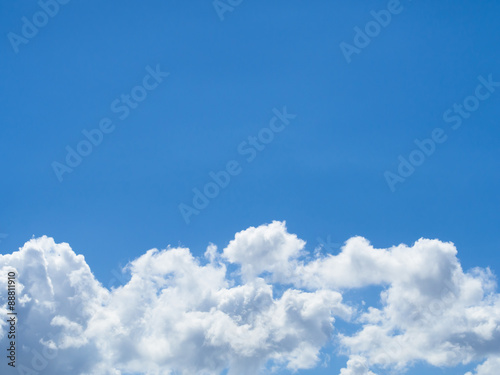 Tapeta ścienna na wymiar błękit nieba z chmurami