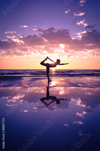 Fotografia woman practicing yoga