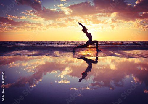 Fotografia woman practicing yoga