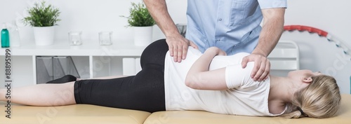 Fotomural Chiropractic examining patient