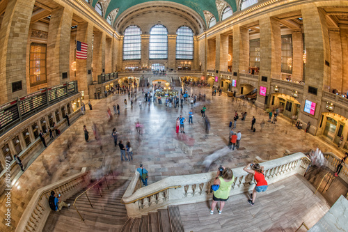 Cuadros en Lienzo NEW YORK - USA - 11 JUNE 2015 Grand Central station is full of people