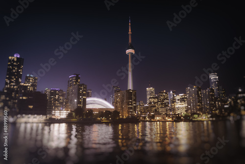 Plakat Toronto Skyline w nocy. Toronto, Kanada miasto linia horyzontu przy nocą.