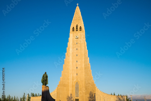Fényképezés The Hallgrimskirkja and the statue of Leif Eriksson in Reykjavik, Iceland