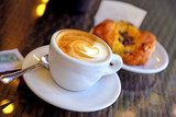 Tasse de cappuccino sur une place italienne